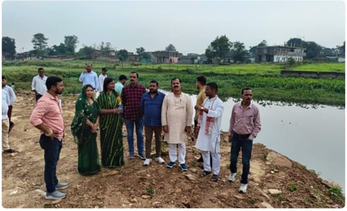 भाथुपारा तालाब का अस्तित्व संकट में, अवैध कब्जे की शिकायत पर निरीक्षण करने पहुंची महापौर  